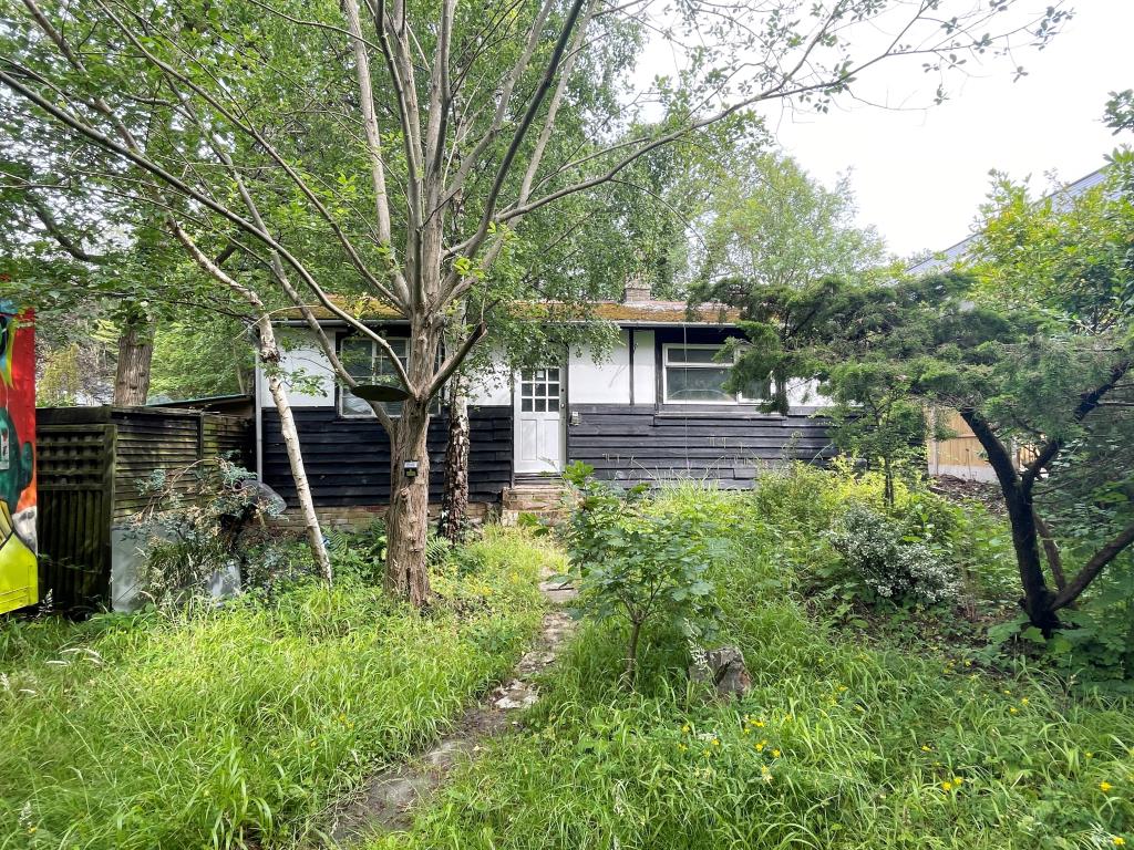 Lot: 82 - DETACHED BUNGALOW WITH POTENTIAL FOR REDEVELOPMENT - Detached dilapidated bungalow